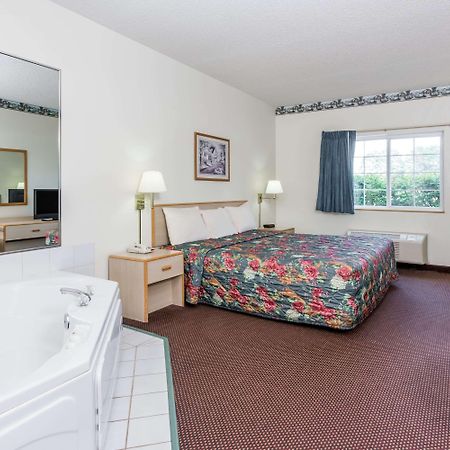 Super 8 By Wyndham Eagle River Exteriér fotografie
