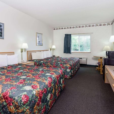 Super 8 By Wyndham Eagle River Exteriér fotografie